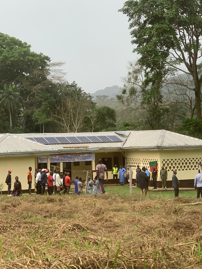 Visite de la maternité solaire de Kon Yambetta