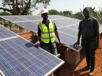Installation de panneaux solaires dans le village de Bangoulap (Cameroun)