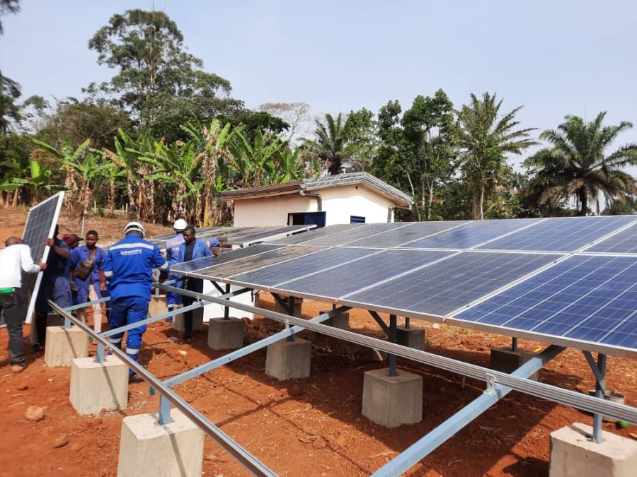 Installation de panneaux solaires dans le village de Bangoulap (Cameroun)